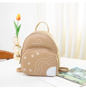 Détail d'un mini sac à dos kaki avec imprimé marguerites et double fermeture éclair
