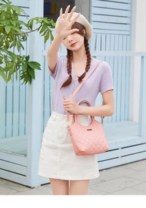 Détail du sac cabas matelassé rose clair avec boucle dorée et finitions de couture