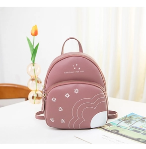 Détail d'un mini sac à dos mauve avec imprimé marguerites et zip doré