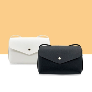 Détail de sacs bandoulière minimalistes en cuir avec boucles dorées en noir et blanc