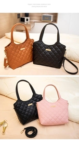 Détails des sacs cabas matelassés en marron, noir et rose avec ornements dorés