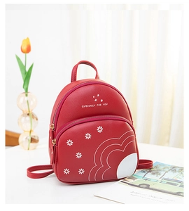 Détail du mini sac à dos rouge à imprimé pâquerette avec double compartiment zippé