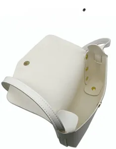 Vue intérieure du sac bandoulière blanc pour femme avec grand compartiment et fermoir aimanté