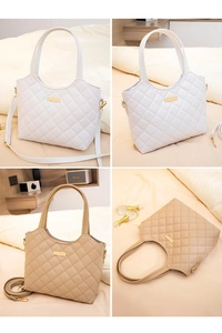 Détail de sacs fourre-tout matelassés blanc et beige avec boucle en métal doré