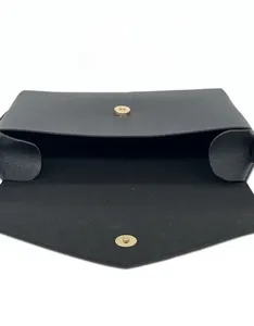 Vue intérieure du sac bandoulière noir minimaliste avec texture litchi et fermoir doré