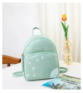 Détail du mini sac à dos vert menthe avec imprimé marguerites et double zip