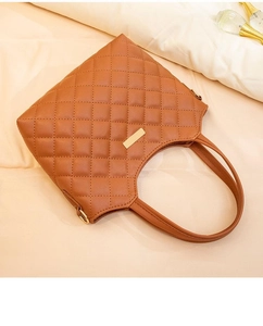 Détail du sac cabas matelassé marron avec accent métallique et anneau en D pour bandoulière