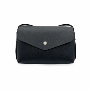 Sac bandoulière noir style enveloppe en cuir synthétique avec bouton doré métallique