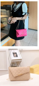 Dettaglio delle borse trapuntate con catena in rosa e beige con fibbie in metallo oro