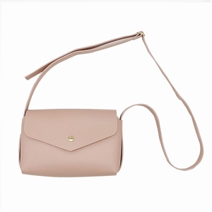 Détail d'un sac bandoulière rose avec rabat enveloppe et bouton doré élégant