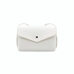 Sac bandoulière enveloppe blanc élégant avec fermoir rond doré et bandoulière fine