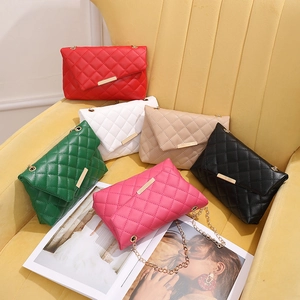 Borsa a Spalla Trapuntata da Donna Elegante Borsa a Tracolla con Catena in Pelle PU Piccola Borsa Quadrata con Barra di Metallo per Uso Quotidiano