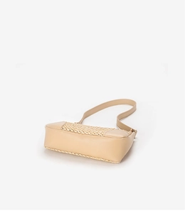 Gros plan du sac baguette tissé beige avec garniture en cuir lisse et fine bandoulière