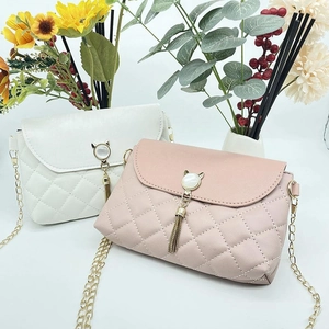 Borsa a tracolla trapuntata con nappa e fibbia gatto di perle in avorio e rosa tenue