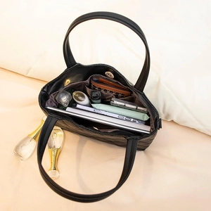 Sac fourre-tout matelassé pour femmes montrant l'intérieur spacieux et les compartiments