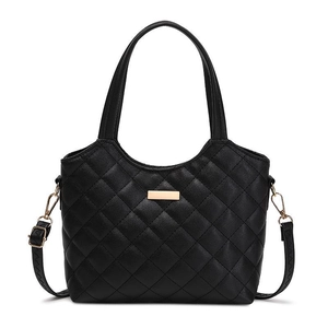 Sac fourre-tout matelassé noir avec plaque dorée et bandoulière amovible vue de face