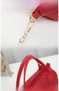 Detail der roten Stepptasche mit goldener Kette und glänzenden Metallhaken aus Edelstahl