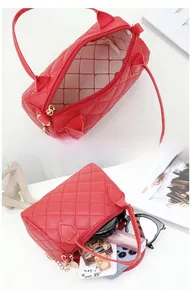 Geräumiges Inneres der roten gesteppten Zylindertasche mit Platz für Handy und Make-up