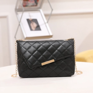 Classica borsa a tracolla trapuntata nera con catena dorata e finiture in metallo