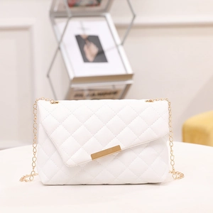 Elegante borsa trapuntata bianca con tracolla a catena dorata e fibbia rettangolare