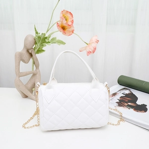 Schicke weiße Stepp-Zylindertasche mit goldener Kette und elegantem Tragegriff