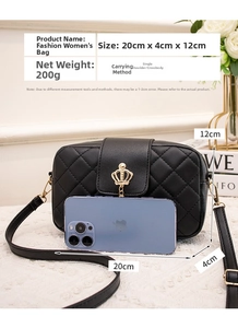 Sac bandoulière matelassé avec charm couronne dorée et dimensions de 20cm x 4cm x 12cm