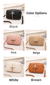 Détail de sacs bandoulière matelassés avec charms couronne dorée en cinq coloris variés