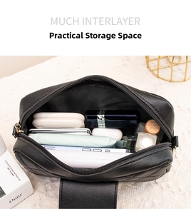 Vue intérieure du sac matelassé montrant un rangement spacieux pour cosmétiques