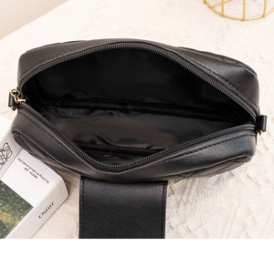 Vue de dessus d'un mini sac carré noir matelassé ouvert avec fermeture éclair