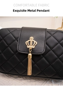 Détail de couronne dorée et pompon en chaîne sur un sac bandoulière matelassé noir