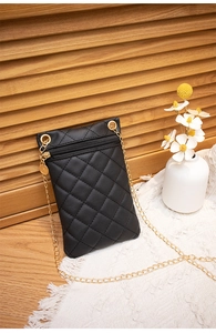 Detail der schwarzen gesteppten Handy-Schultertasche mit goldenem Reißverschluss