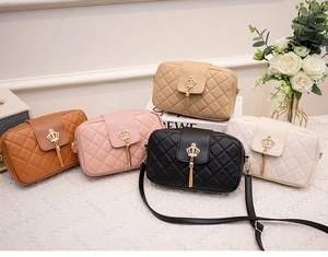 Mini sacs carrés matelassés avec breloques couronne dorées et pompons en cinq coloris