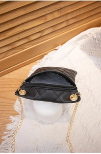 Detailansicht der schwarzen gesteppten Handytasche mit Goldkette und Reißverschluss