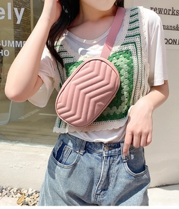 Gros plan sur le sac de poitrine matelassé rose avec coutures en V pour femmes