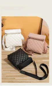Sacs bandoulière matelassés en blanc, rose et noir avec larges bandoulières