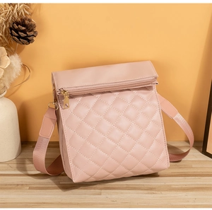 Sac bandoulière matelassé rose avec surpiqûres losanges et zip doré sur bois