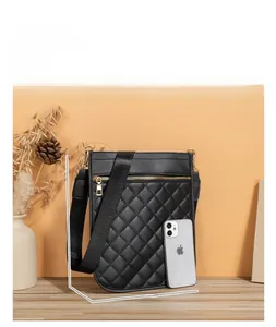 Détail du sac bandoulière matelassé noir avec dimensions et fermeture dorée