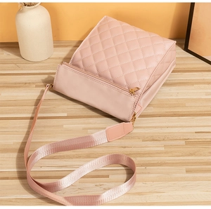 Détail du sac rose en cuir PU matelassé avec fermeture éclair dorée et bandoulière