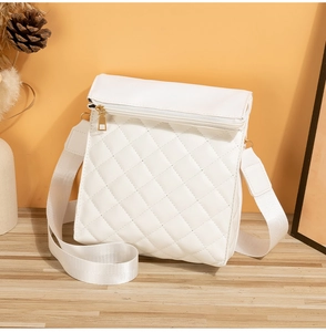 Détail du sac bandoulière matelassé blanc avec zip doré et large sangle