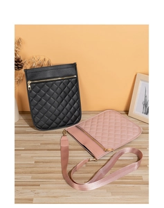 Détail des sacs bandoulière matelassés en noir et rose avec larges bandoulières tissées
