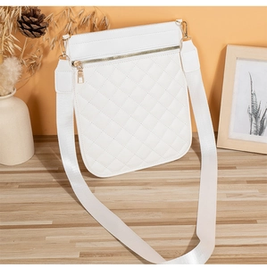 Détail du sac bandoulière blanc matelassé avec fermetures dorées claires et bandoulière large