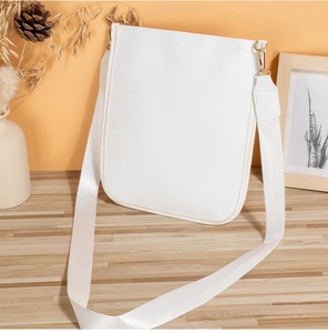 Détail d'un sac pour téléphone blanc matelassé avec sangle large et boucles dorées