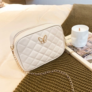 Sac bandoulière matelassé beige avec fermoir papillon doré et bandoulière chaîne