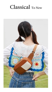 Vue en plein air d'un sac banane bicolore marron et beige avec bandoulière réglable