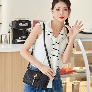 Sac bandoulière noir pour femme avec matelassage en losange et détail couronne dorée