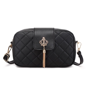 Sac bandoulière matelassé noir pour femme avec fermoir couronne dorée et pompon métal