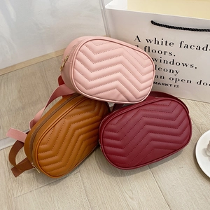 Trois sacs bananes matelassés en rose, havane et bordeaux avec fermetures dorées