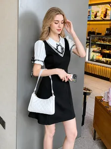 Dettaglio borsa trapuntata bianca dal design aerodinamico per stile urbano e moda