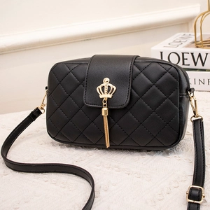 Elegante schwarze Stepptasche mit goldenem Kronenemblem und Quastendetail
