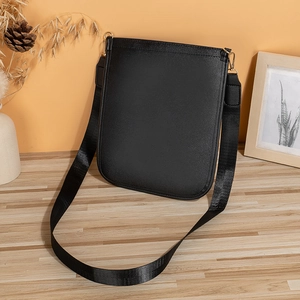 Sac bandoulière matelassé noir minimaliste pour téléphone avec large sangle dorée